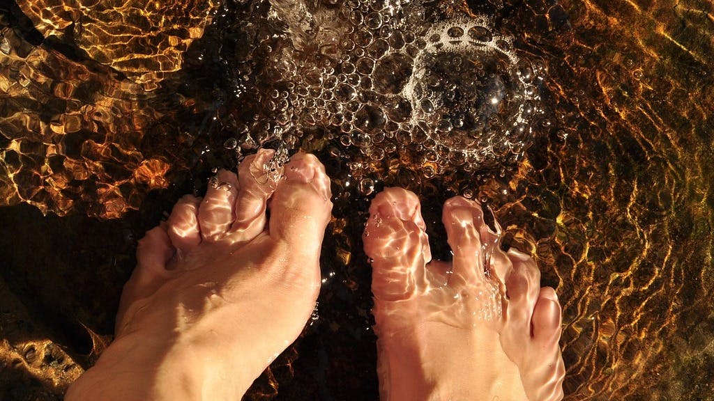 feet-in-the-water-2124781_1280